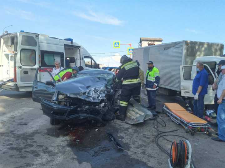 В Минусинске спасателям пришлось разрезать автомобиль, чтобы достать жертву ДТП