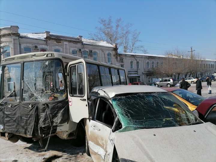 Возле поликлиники в Минусинске автобус столкнулся с тремя машинами