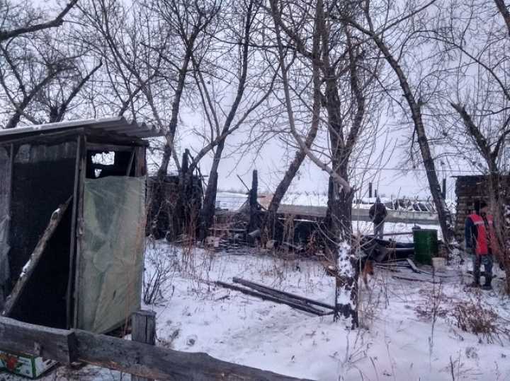 В Минусинском районе на пожаре рванул газовый баллон, ранены люди